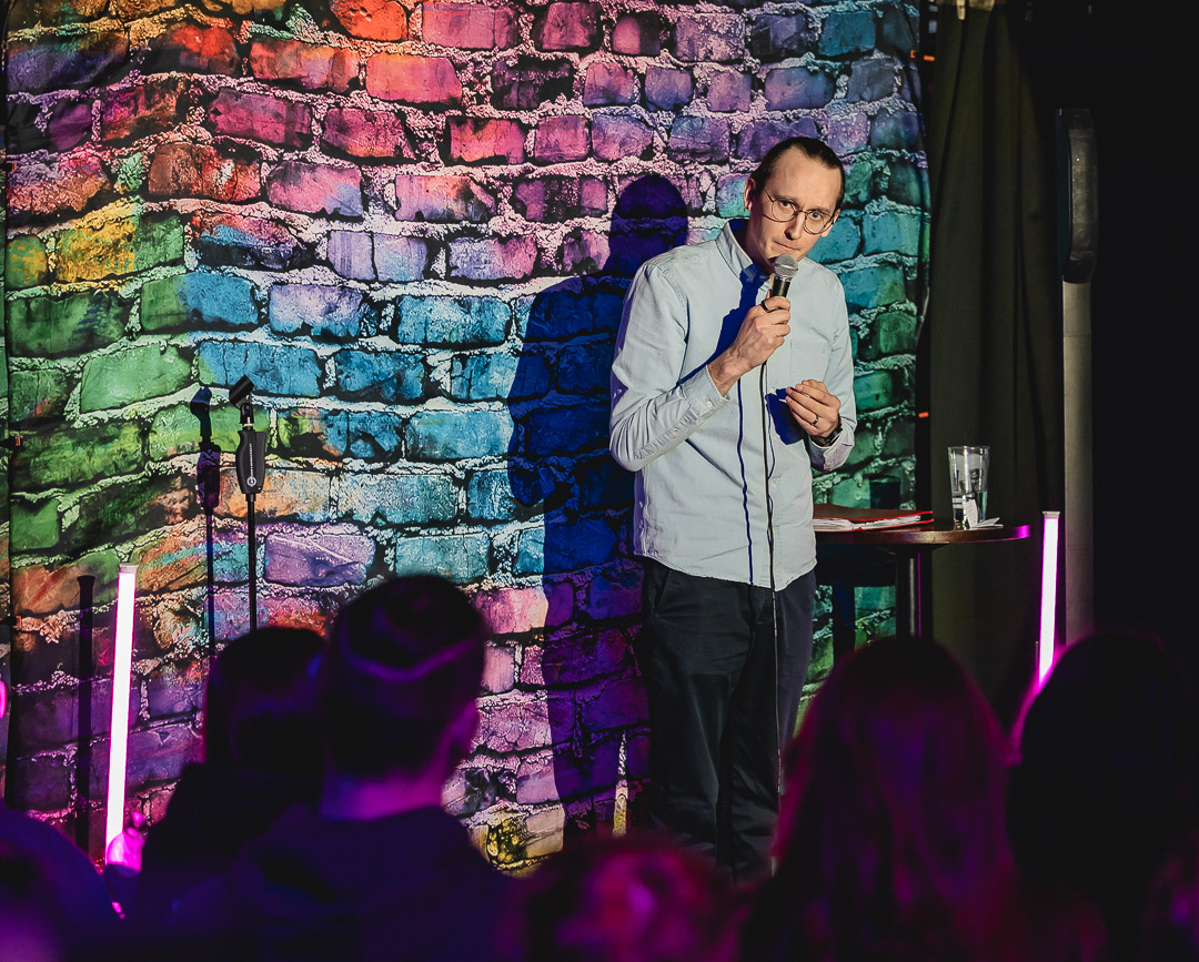 Joona stand up -keikalla